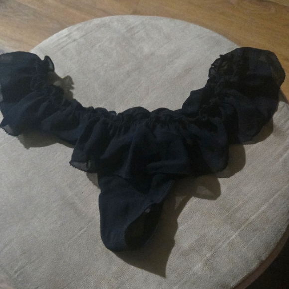Elegant Black Ruffled Panties - Picture 1 of 2
